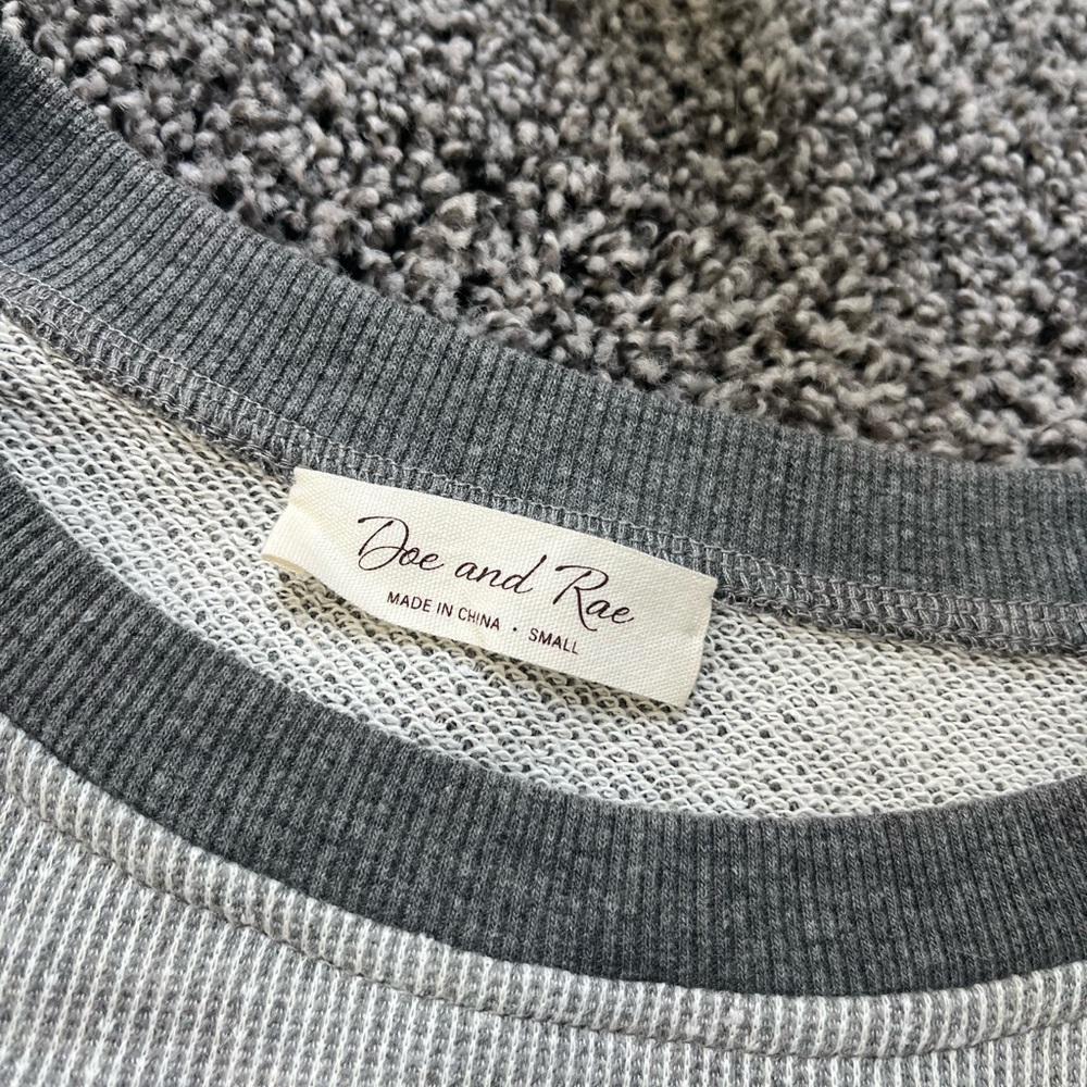 Doe and Rae Women’s Grey & White Striped Top w/Zipper Detail NWOT Women’s Small - Picture 2 of 5